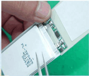 避免用鑷子之類的利器接觸電芯表面，防止刺破電芯包裝而造成漏液。