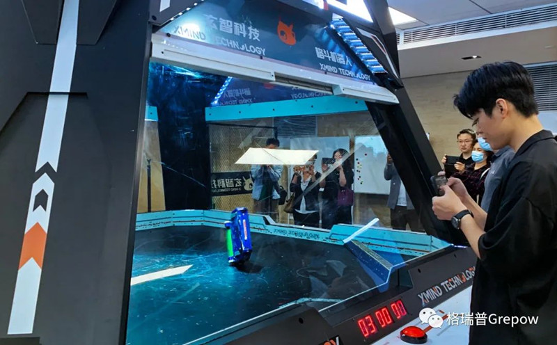 玄智科技同事在新辦公場(chǎng)所，展示了輕量級(jí)格斗機(jī)器人表演