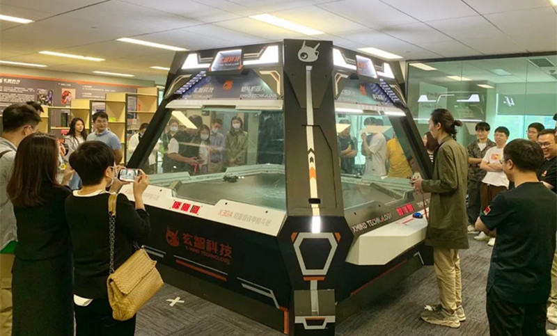 玄智科技同事在新辦公場(chǎng)所，展示了輕量級(jí)格斗機(jī)器人表演