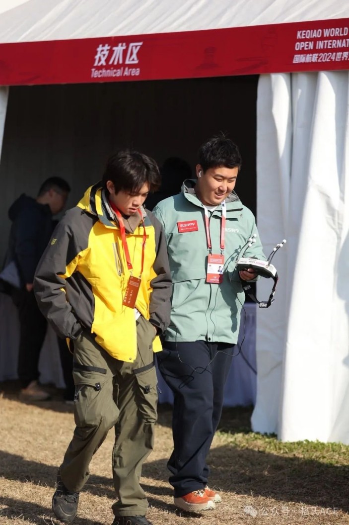 左云飛屹、右李冠辰