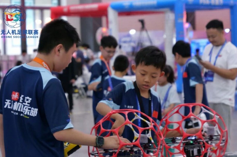 中國(guó)無(wú)人機(jī)足球聯(lián)賽貴陽(yáng)精彩瞬間