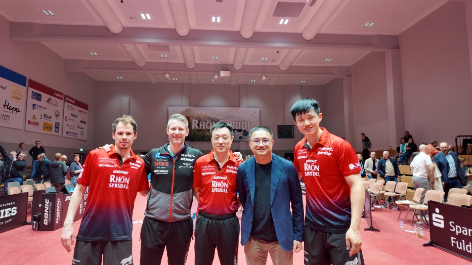 孟繁博與格瑞普T總，其他球員合影